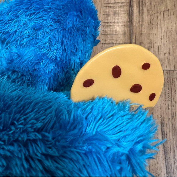 Hasbro Sesame Street Talking Cookie Monster 13” Plush Works - Picture 5 of 9